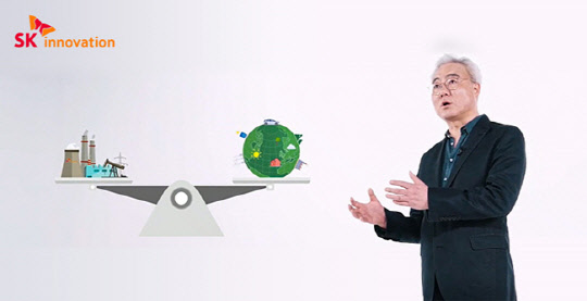 김준 SK이노베이션 총괄사장이 최근 영문 사내뉴스채널에 기고한 칼럼에서 '그린밸런스 2030' 전략을 실천해 회사를 새롭게 바꾸겠다는 포부를 내놓았다. 사진은 칼럼에서 김 사장이 그린밸런스에 대해 소개하고 있는 모습.   <SK이노베이션 제공>